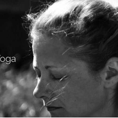 Foto van website Amika Yoga met tekst 'Amika Yoga, boek een les'