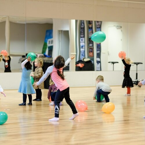 Foto van dansles Doenya's Danswereld: groepje kinderen met ballonnen