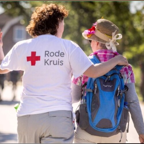 Foto van een medewerker Rode Kruis en een wandelaar