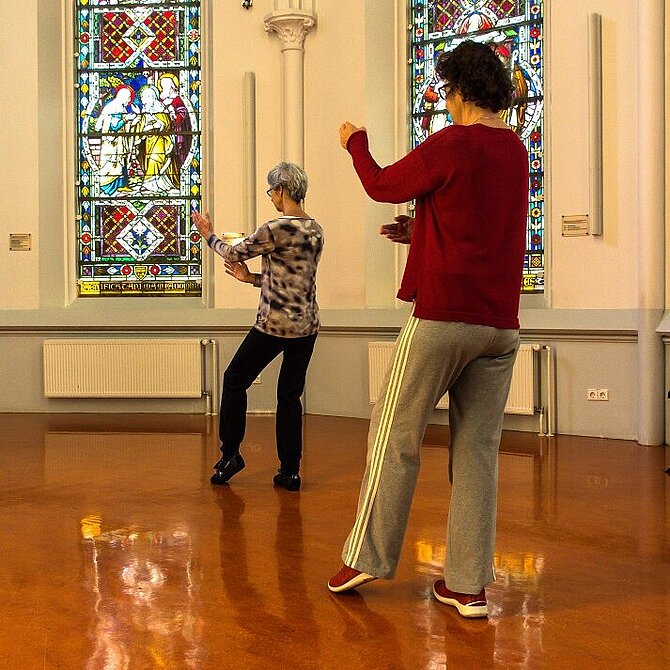 Foto van een TaiChi les van Marjo Geeris