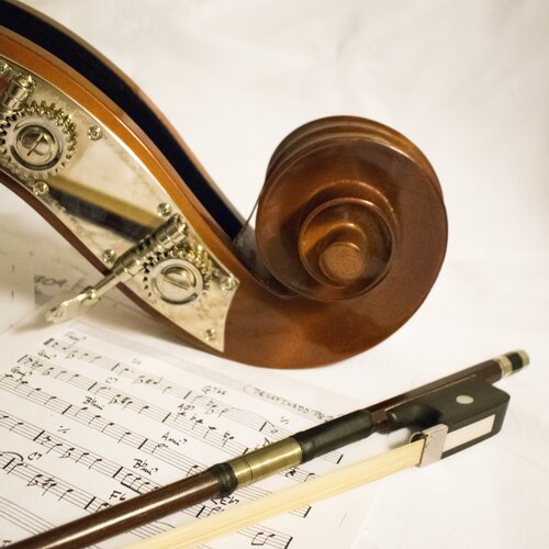 Foto van viool met bladmuziek