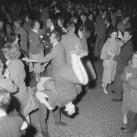 Foto van swingende groep mensen in de jaren 50