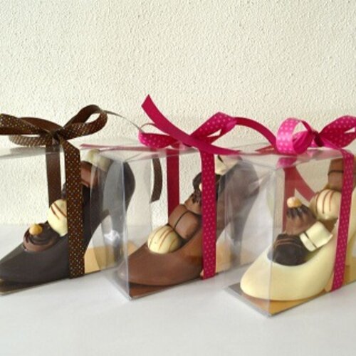 Foto van drie chocolade figuren (schoenen) in een kadoverpakking van Chocolate Dreams