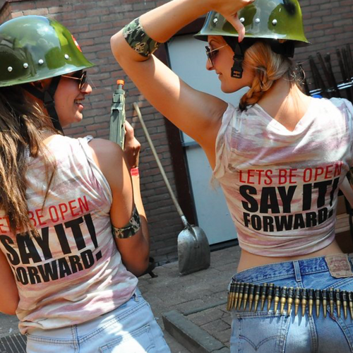 Foto van twee stoere vrouwen met bouwvakkershelm op