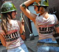 Foto van twee stoere vrouwen met bouwvakkershelm op