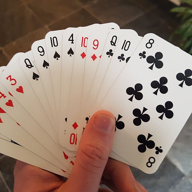 Foto van speelkaarten in hand