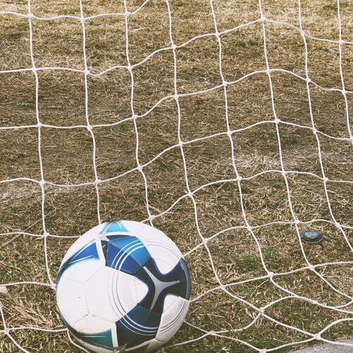 Foto van een voetbal in het doel (Unsplash Freestock)
