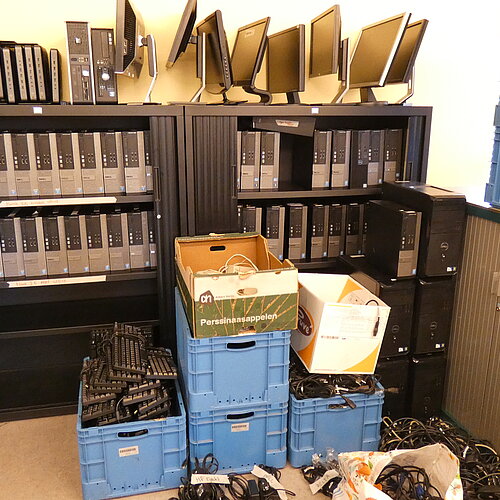 Foto van een kantoor met administratie