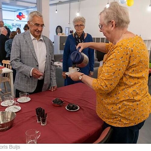 Koffie en een praatje voor ouderen uit Dalem Reeshof