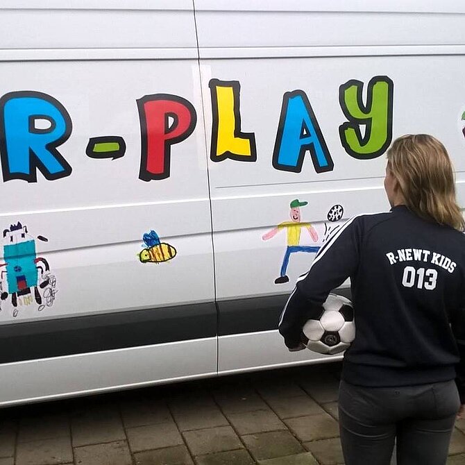 Foto van de bus van R-Play
