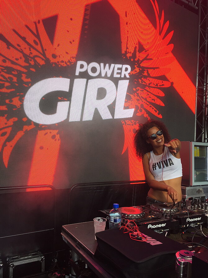Foto van vrouwelijke DJ