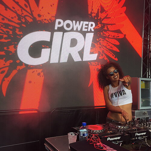 Foto van vrouwelijke DJ