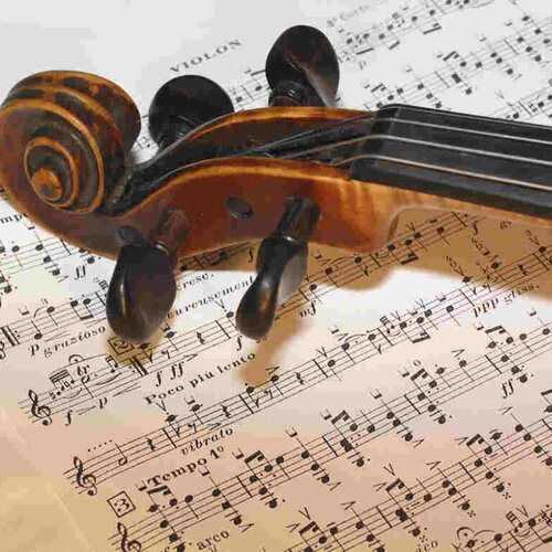 Foto van viool en bladmuziek