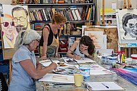 Drie vrouwen zijn aan aan het schilderen