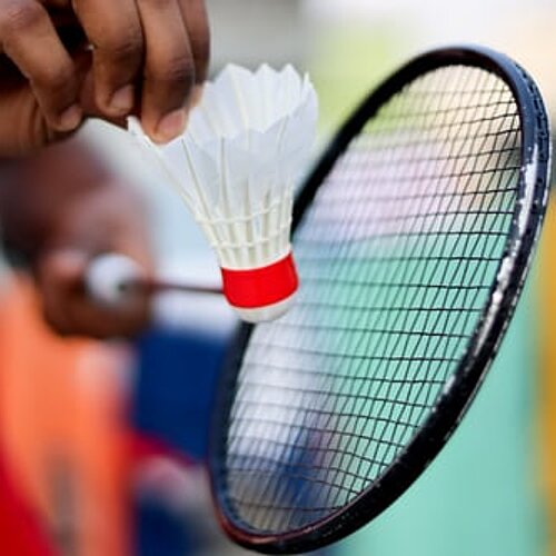 Foto van badmintonracket en shuttle (Unsplash Freestock)