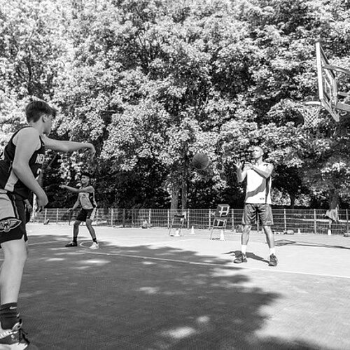 Foto van 3 basketballers