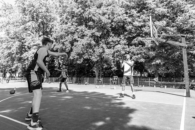 Foto van 3 basketballers