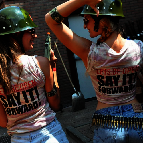 Foto van twee stoere vrouwen met bouwvakkershelm op