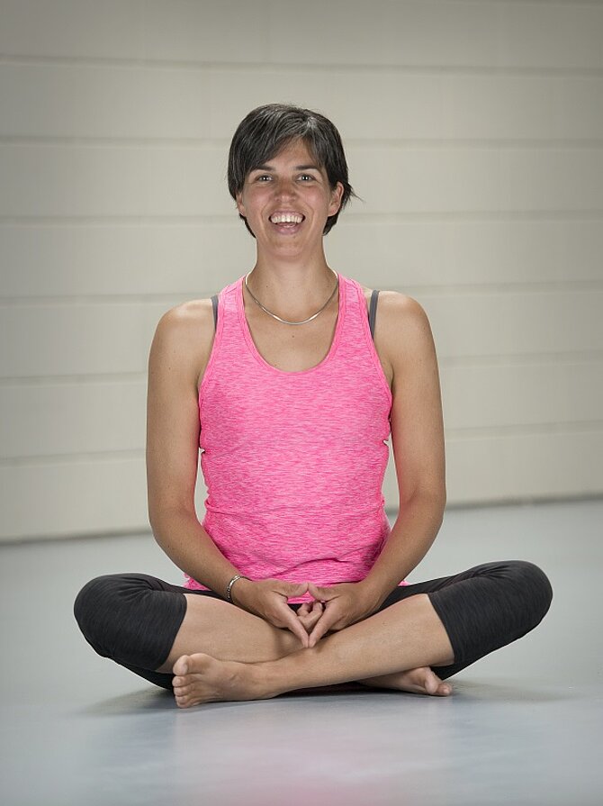 Foto van Mayke Reijnders in Yogapositie