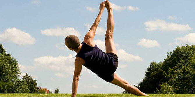 Foto van een persoon in een yogapose