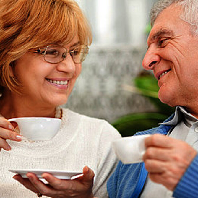 Foto van man en vrouw die bakkie koffie doen