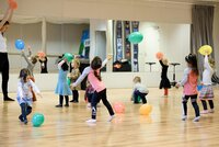 Foto van dansles Doenya's Danswereld: groepje kinderen met ballonnen