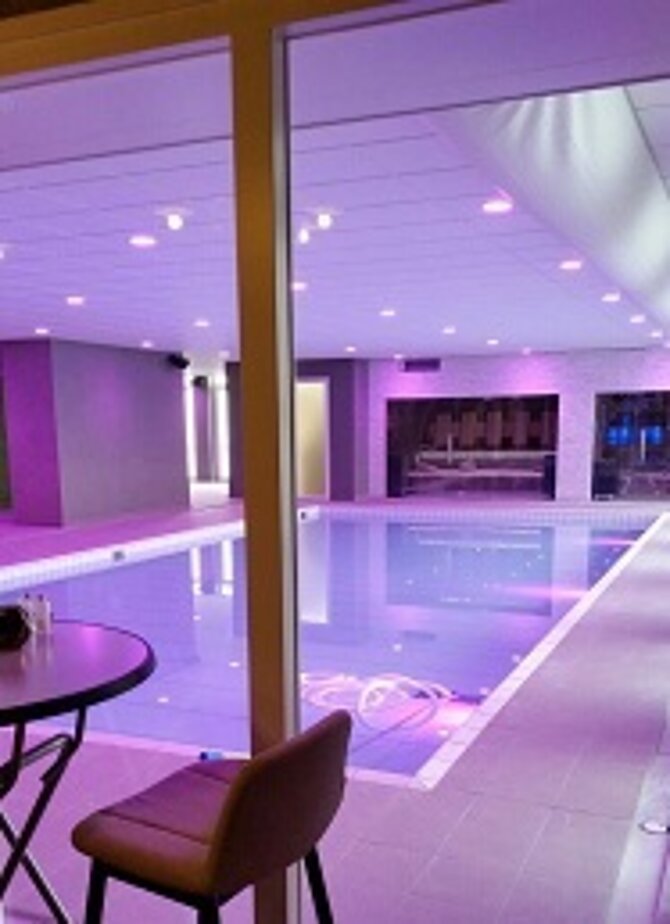 Foto van een leeg zwembad in de Leyhoeve