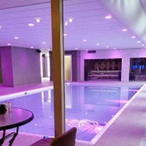 Foto van een leeg zwembad in de Leyhoeve