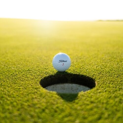 Foto van een golfbal (Unsplash Freestock)