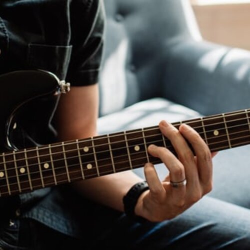 Foto van persoon met gitaar (Unsplash_Freestock)