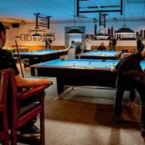 Foto van twee personen die aan het poolen zijn