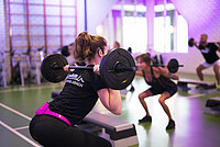 Vrouw met halter sportschool Multifit 