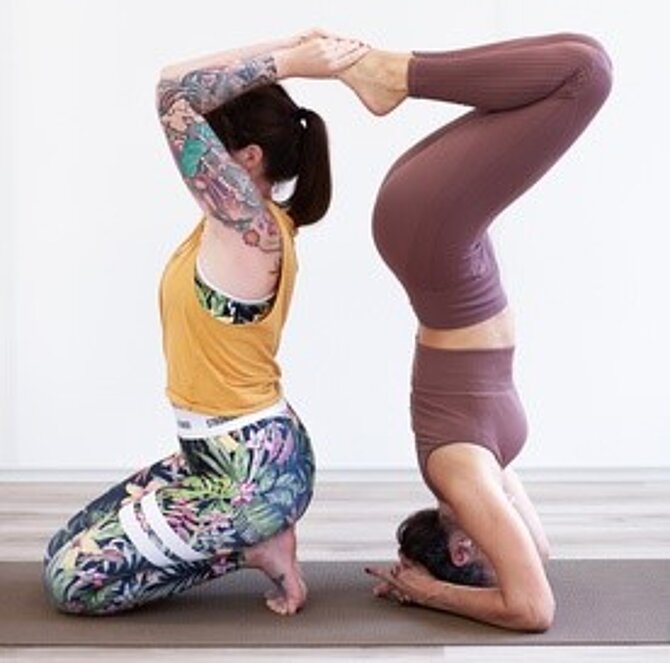 Foto van twee vrouwen in een yogapose