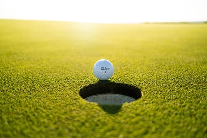 Foto van een golfbal (Unsplash Freestock)