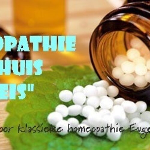 Afbeelding van een pot homeopatische pillen met de tekst 'Cursus Homeopathie voor thuis en op reis'