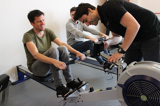 Foto van een persoon op een roeiapparaat