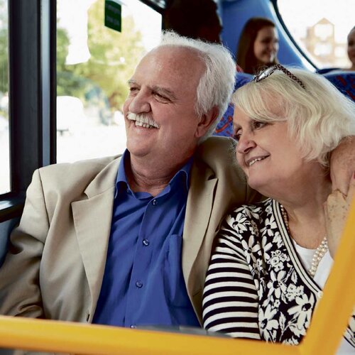 Seniore man en vrouw in de bus