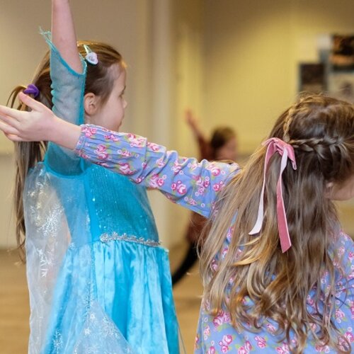 Foto van dansles Doenya's Danswereld: twee kinderen in prinsessenjurk