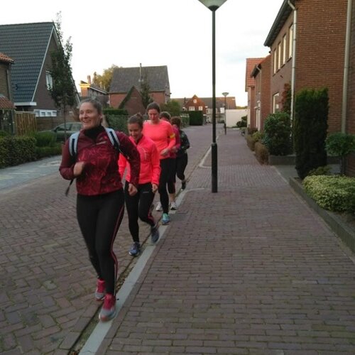 Foto van 5 vrouwen die achter elkaar hardlopen