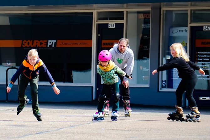 Foto van Niels on Wheels die inline skate lessen geeft aan jongeren