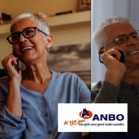 Afbeelding van man en vrouw die bellen met logo van ANBO