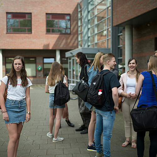 Foto van jongeren op schoolplein