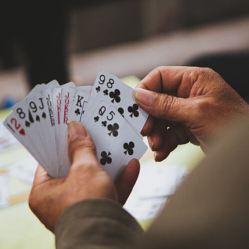 Foto van een hand met speelkaarten