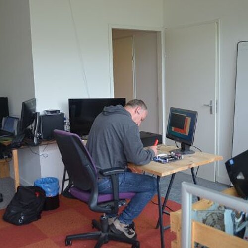 Foto van een man die een pc repareert