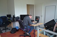 Foto van een man die een pc repareert