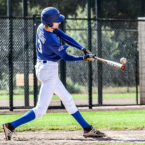 Actiefoto van een softbalspeler aan slag