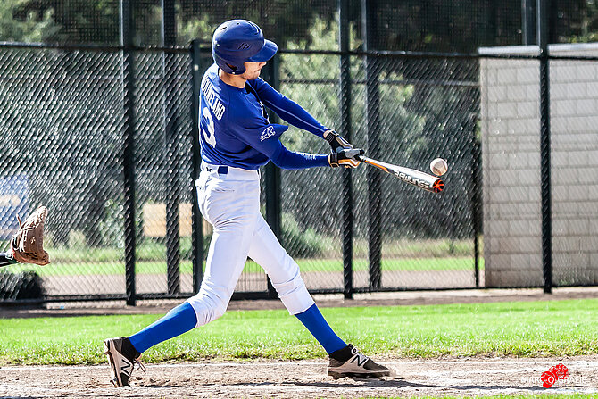 Actiefoto van een softbalspeler aan slag