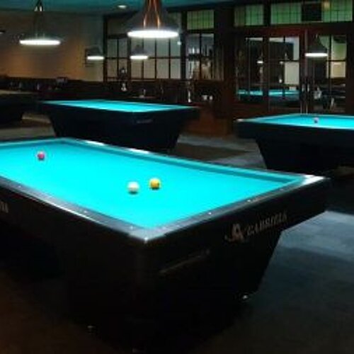 Foto van de biljartzaal bij Cues & Darts