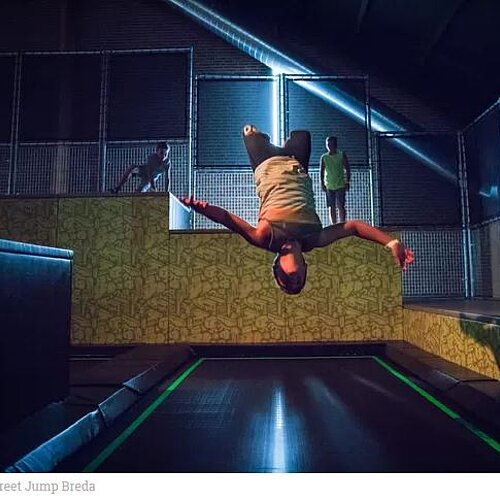 Foto van een jongen op trampoline bij Streetjump Breda