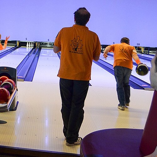 Foto van bowlingbaan met drie bowlers